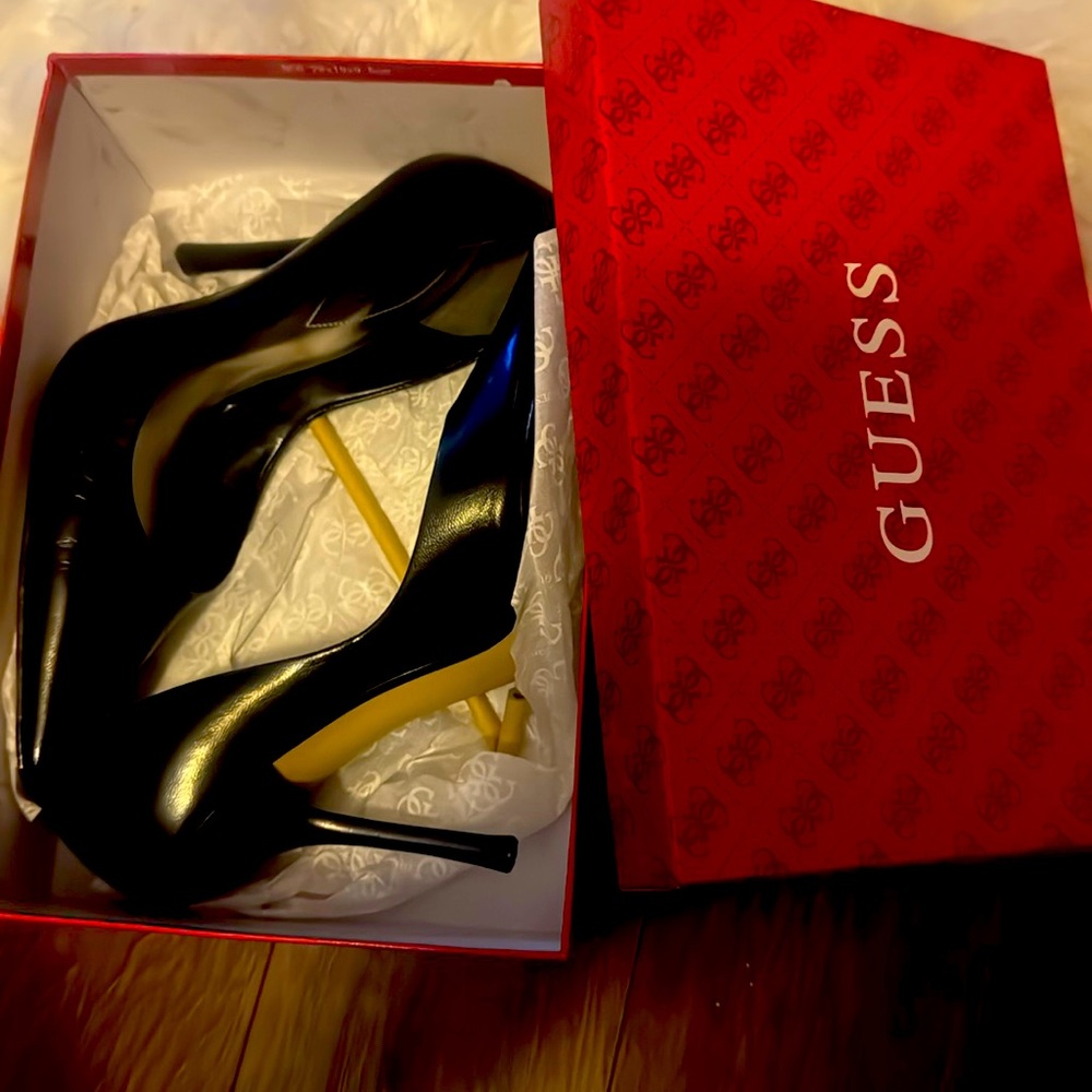 Guess women’s  pumps worn gently Sz 9M
